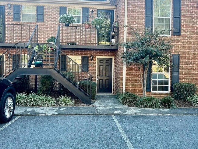 Building Photo - Welcoming 2/1 right across from UGA's Health and Sciences Campus