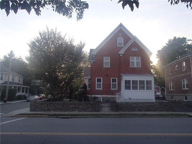 Building Photo - 490 Broadway