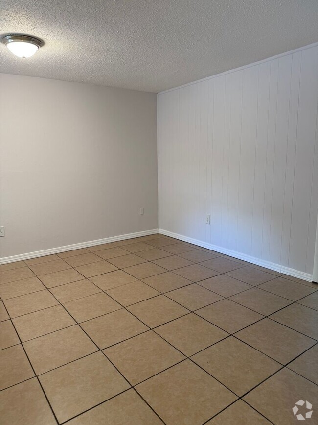 Building Photo - Location, location, location! 876 SF Unit-... Rental