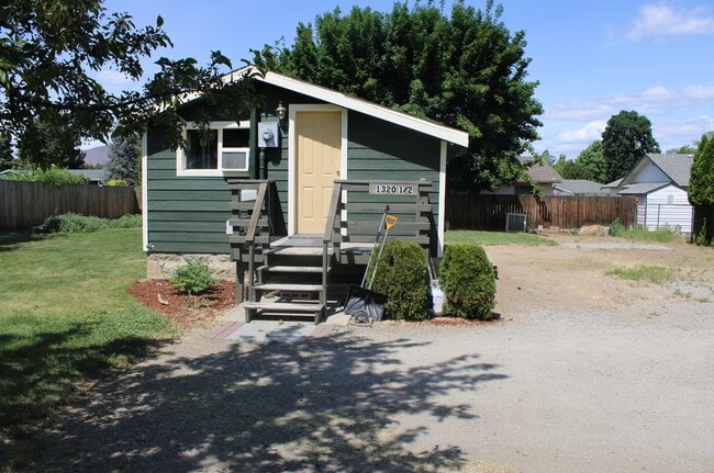 Building Photo - 1320 1/2 Springwater Ave
