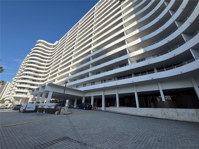 Photo - 5750 Collins Ave Unidad 12H