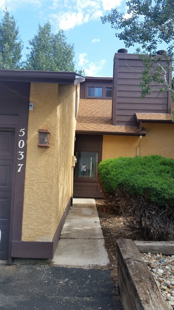 Village Seven 2 Bedroom Townhome with Wood... - Village Seven 2 Bedroom Townhome with Wood...