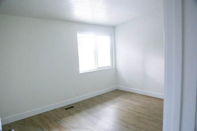 Building Photo - 12330 S 900 E Unit Apt. 3