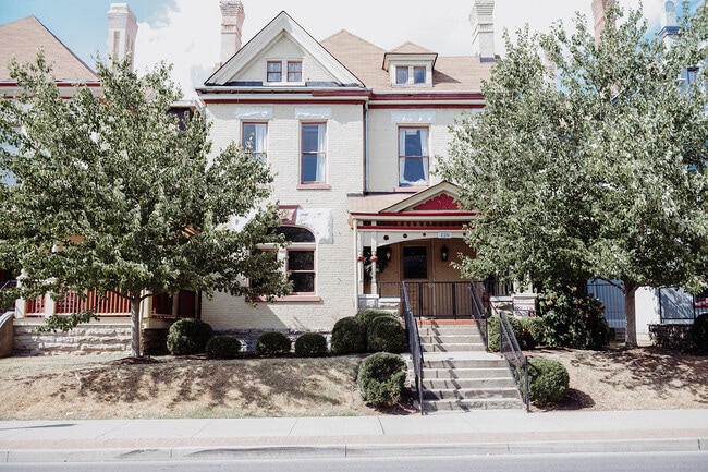 Building Photo - 275 S Limestone Unit 120