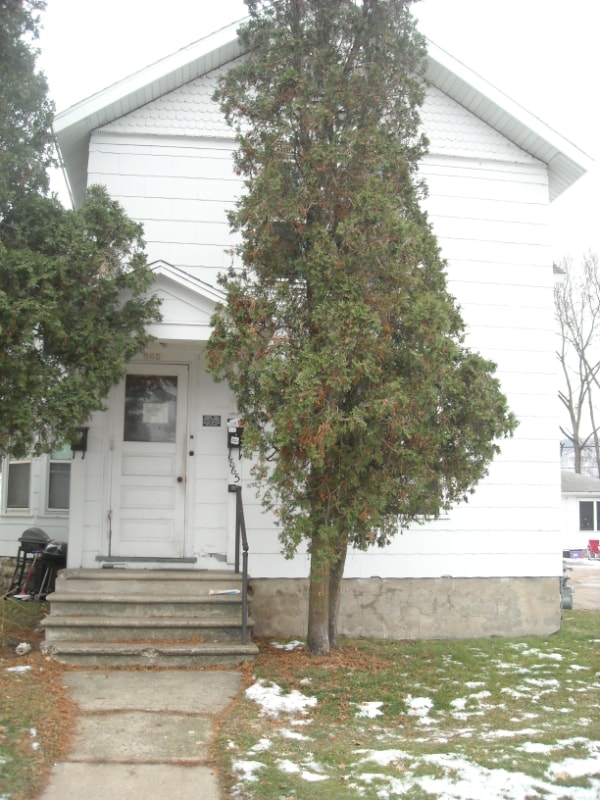 Building Photo - 865 W 5th St Rental