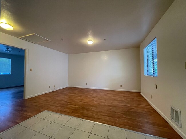 Photo - A bright and clean 2-bed, 1-bath apartment located in the convenient and vibrant Laurel District. Unidad Apt 8