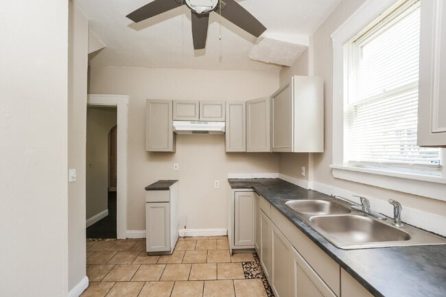 Photo - 1104 E 112th St