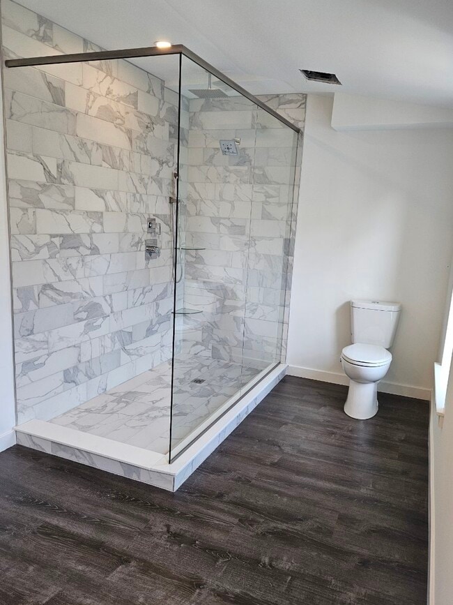 primary bathroom - 3520 W Allegheny Ave