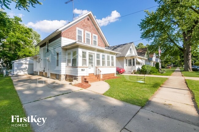 Photo - 728 Watson St