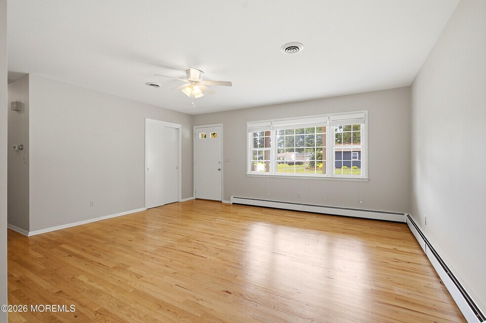943 Edgebrook Dr N