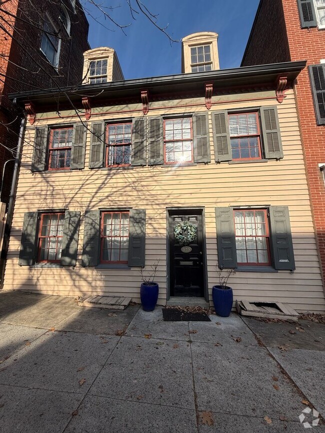 Building Photo - Beautiful 4 BR, 1.5 Bath Townhouse w/off s...