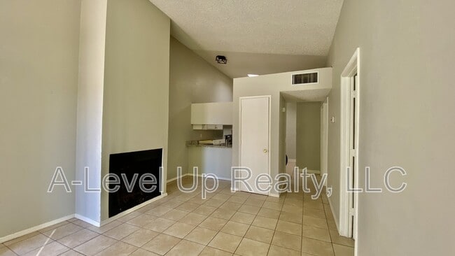 Photo - 403 E Thoroughbred St