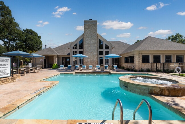 Resort-Inspired Swimming Pool w/ Hot Tub