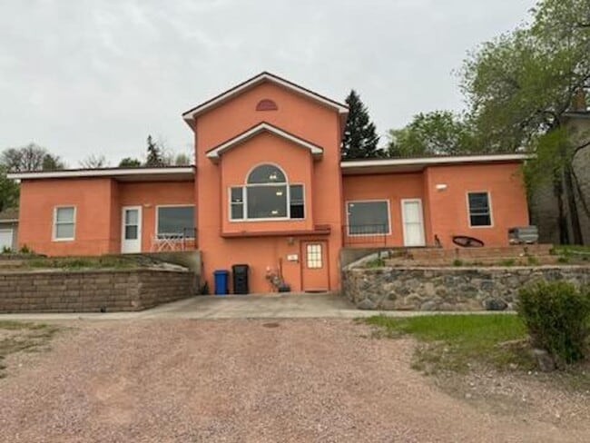 Building Photo - $2400 - 5 Bedroom, 2 Bath Home - Great Downtown Location and Views!!