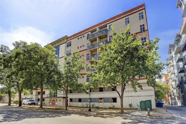 Building Photo - 711 W 26th St Unit 403