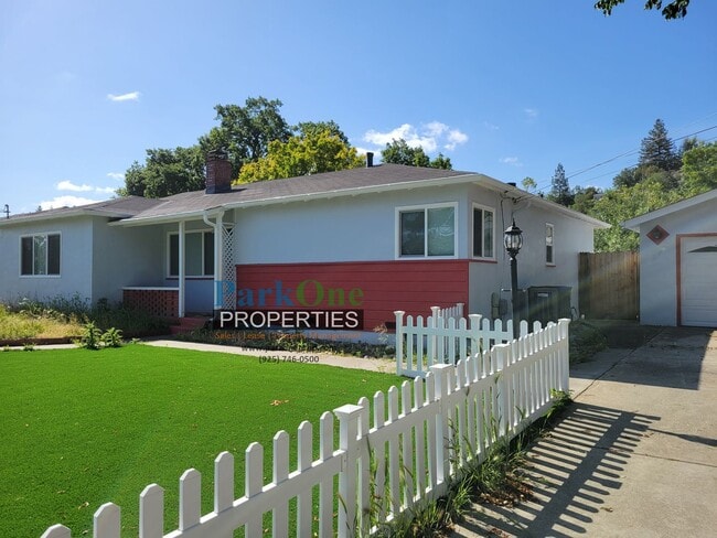 Building Photo - Stunning single level home in Walnut Creek's Parkmead Neighborhood