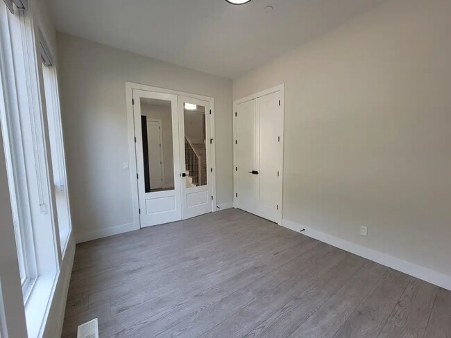 Photo - 4500 Stephen Leacock Dr Unit Upper