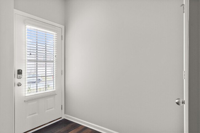 Photo - 4 bed / 2.5 bath in Gainesville! Retreat a...