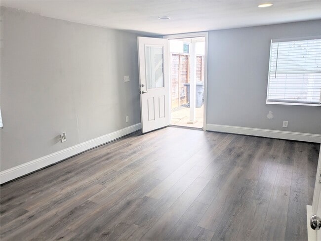 Photo - 813-812 Alexander St