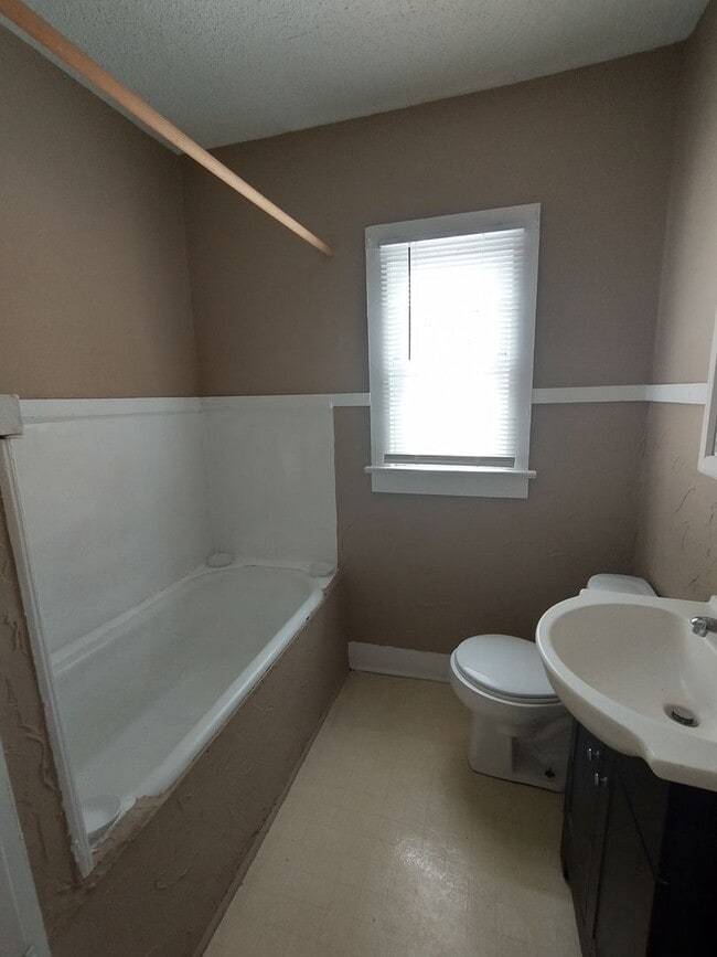 Close to restaurants and night life - Close to restaurants and night life Apartment Unit 243