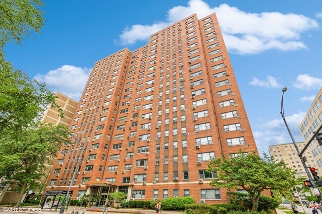 Building Photo - 2909 N Sheridan Rd Unit 1701 Rental