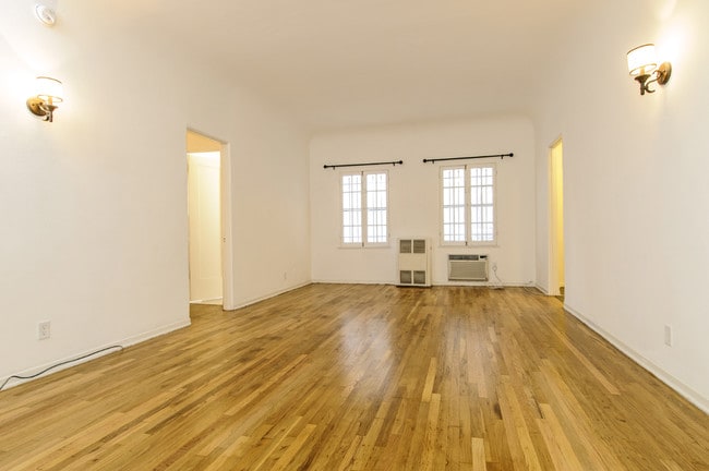 Building Photo - 140 Roxbury Dr Unit 6 Rental