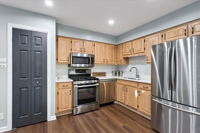 Photo - 809 Oakton Ave