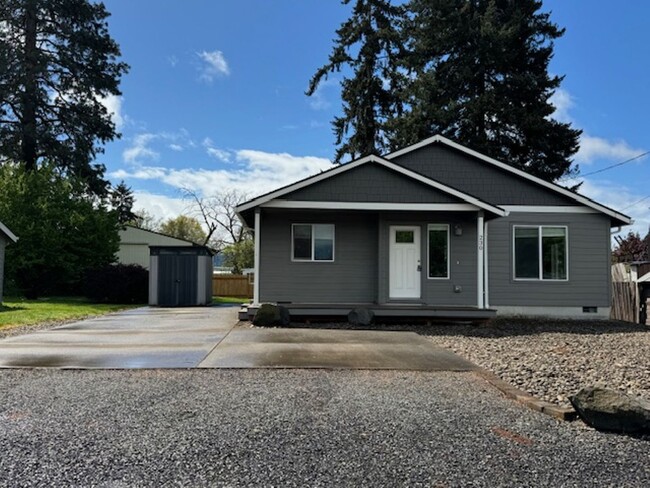 Charming Remodeled 2 Bedroom Home! - Charming Remodeled 2 Bedroom Home!