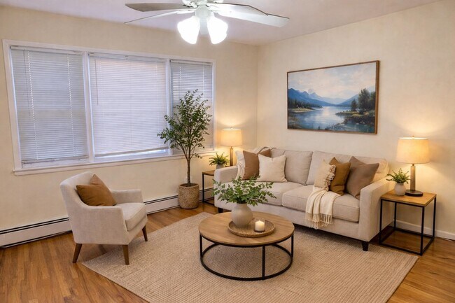 Photo - 10 E 10th St