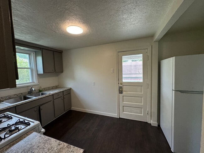 Building Photo - Available NOW! 4 Bed1Full Bath House