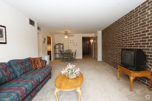 2HAB_1BA 840 ft² - Sala de estar - Lorlyn of Batavia