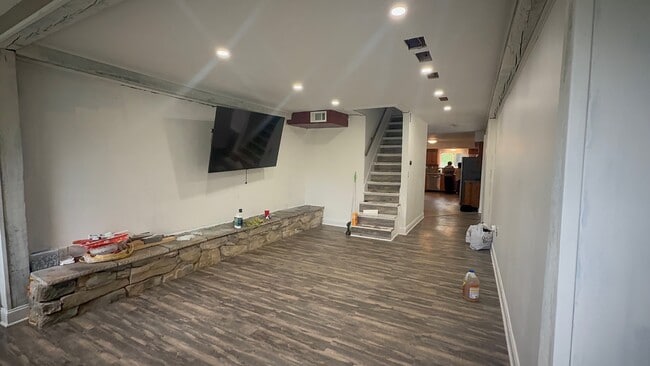 Building Photo - 25 Fellows Rd Rental