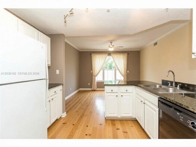 Building Photo - 501 Knights Run Ave Unit 0