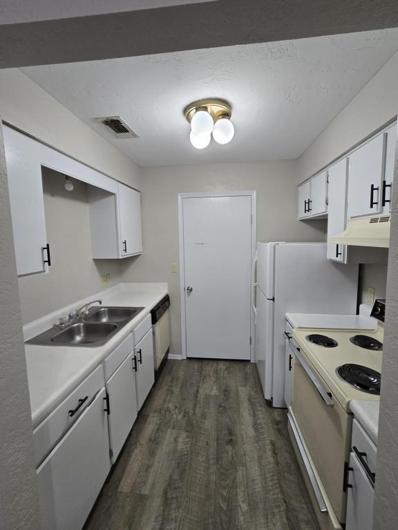 Photo - 2600 N Hobart St