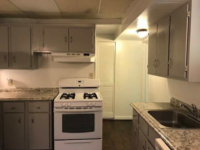 Kitchen - 633 Clairmont Cir