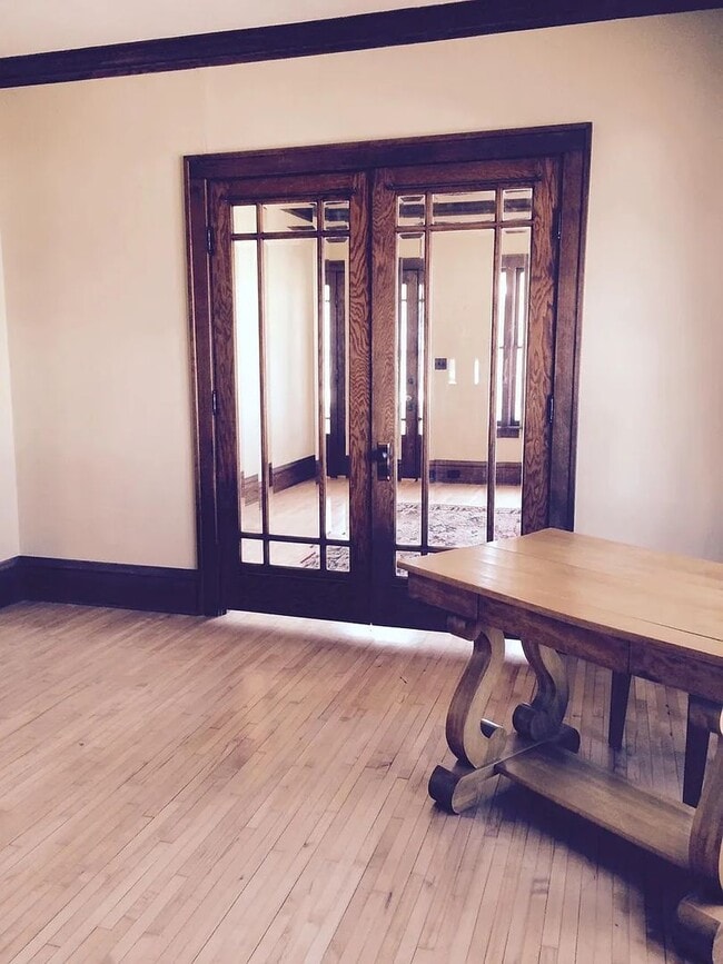 Building Photo - 1802-1806 Superior Ave - Duplex Unit 1802