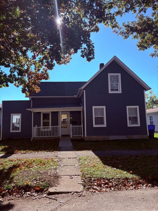 Charming 3BR 1BA Home w/ Sunroom • Stainless Kitchen • Yard w/ Fire Pit in Delaware - Charming 3BR 1BA Home w/ Sunroom • Stainless Kitchen • Yard w/ Fire Pit in Delaware