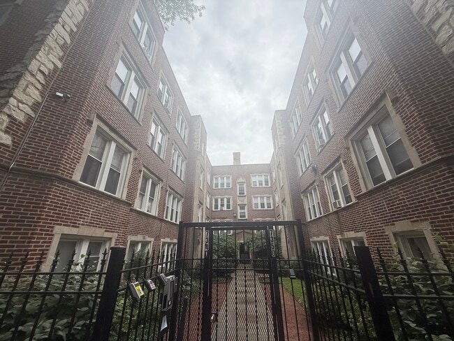 Building Photo - 7350 N Damen Ave Unit G