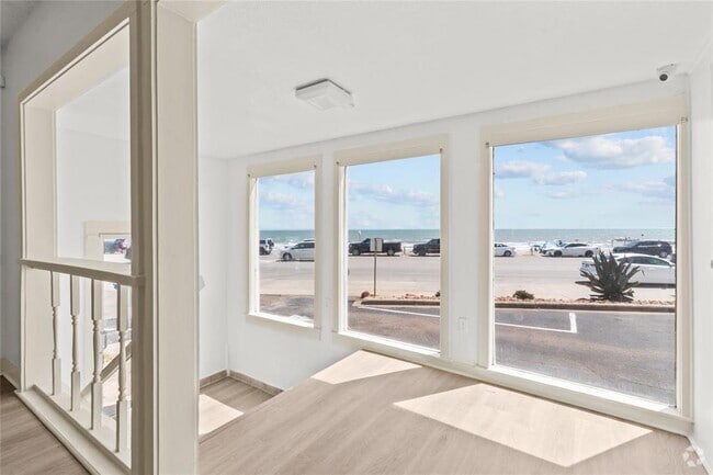 Building Photo - 1522 Seawall Blvd Rental