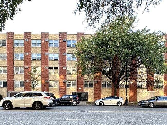 Building Photo - 6830 N Sheridan Rd Rental