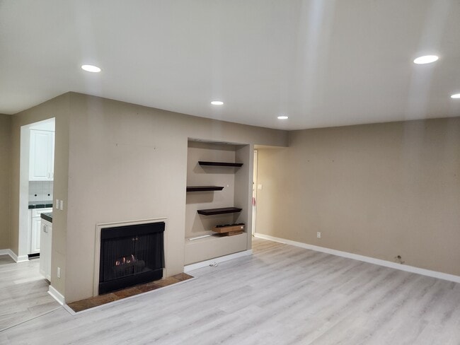 Building Photo - 1242 S Barrington Ave Unit 104