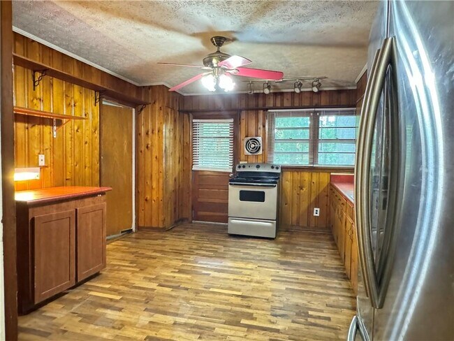 Photo - 222 Pineview Dr