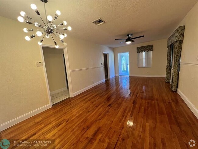 Building Photo - 4240 SW 23rd St Rental