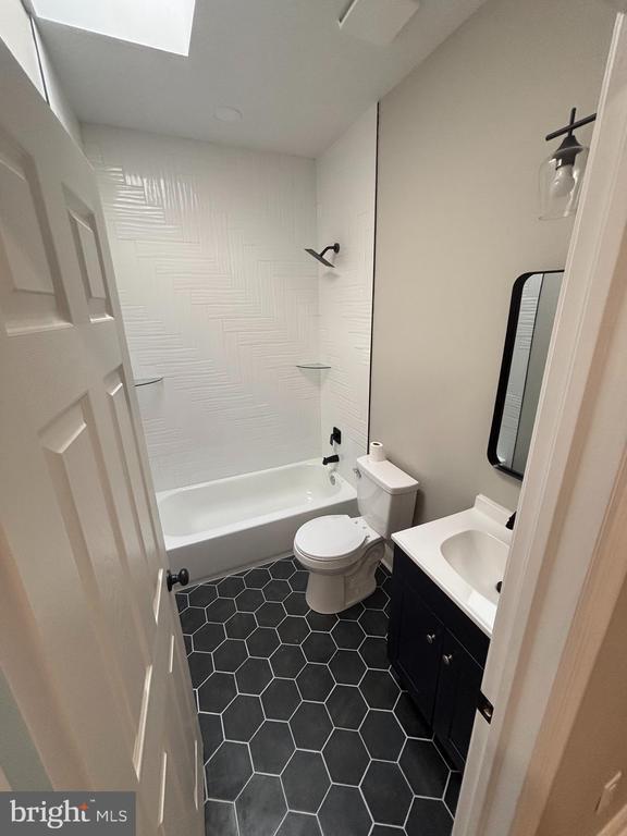Building Photo - 6136 Sansom St Unit 1 Rental