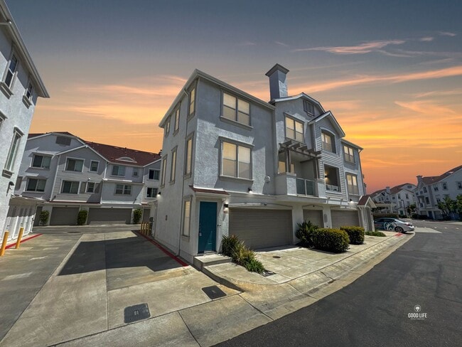 Building Photo - Beautiful 2B/2.5BA Townhouse in Oceanside w/ Washer/Dryer, Attached Garage, and AC!