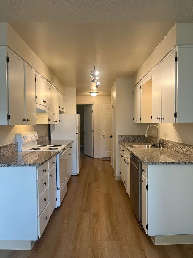 Building Photo - 1 Bed • 1 Bath Downstairs Unit 3444-39
