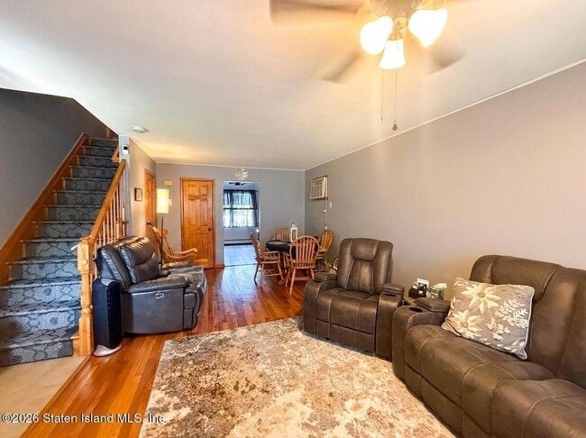 Photo - 240 Graves St