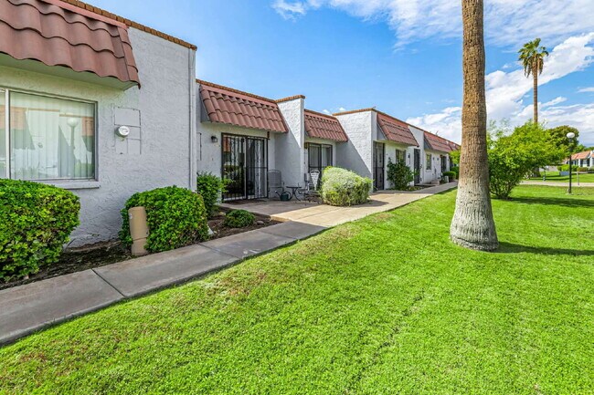 Building Photo - "Charming 1-Bedroom Townhouse in Phoenix –... Unit O