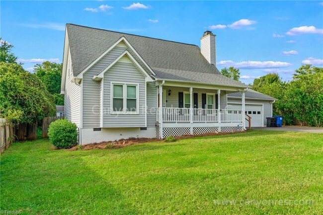 Photo - Beautiful 3b2b, ready to move in!