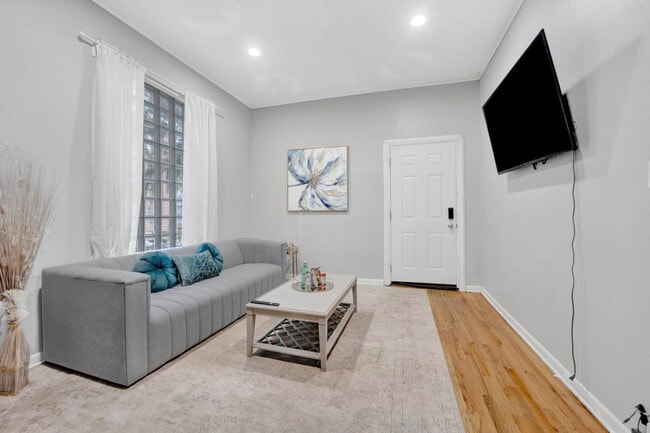 Building Photo - 1205 W Oakdale Ave Unit ID1319104P